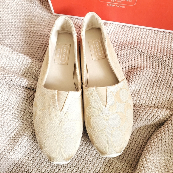 Authentic Classic Coach Slip Ons Size 6 - Picture 3 of 6